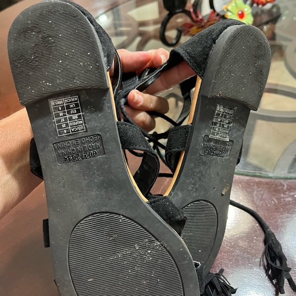 Gladiator Women's black flat sandals, size 8, worn once - Picture 5 of 8